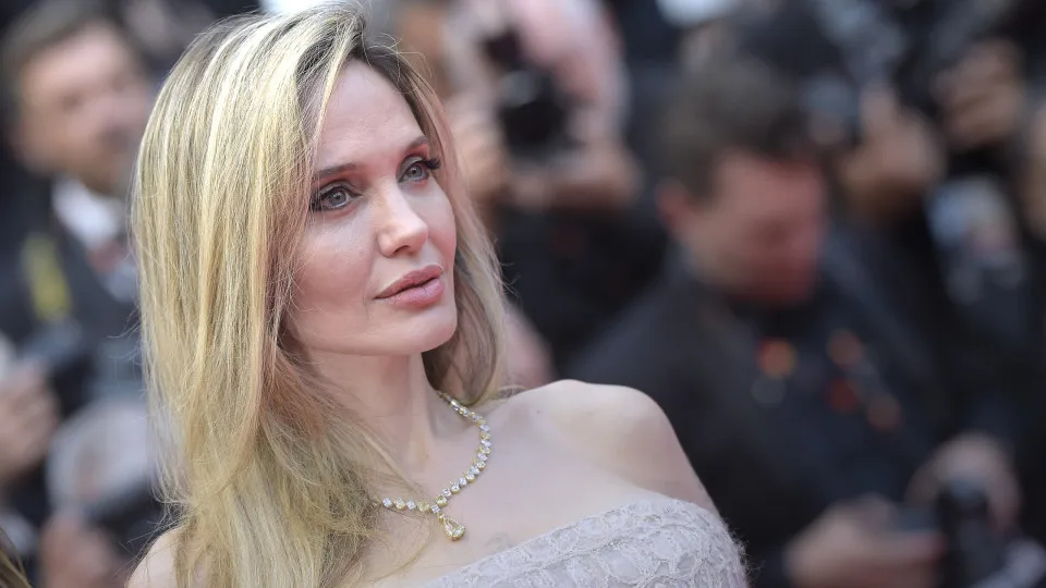 Angelina Jolie relata divórcio 'traumático' de Brad Pitt e fala em dificuldades financeiras - img