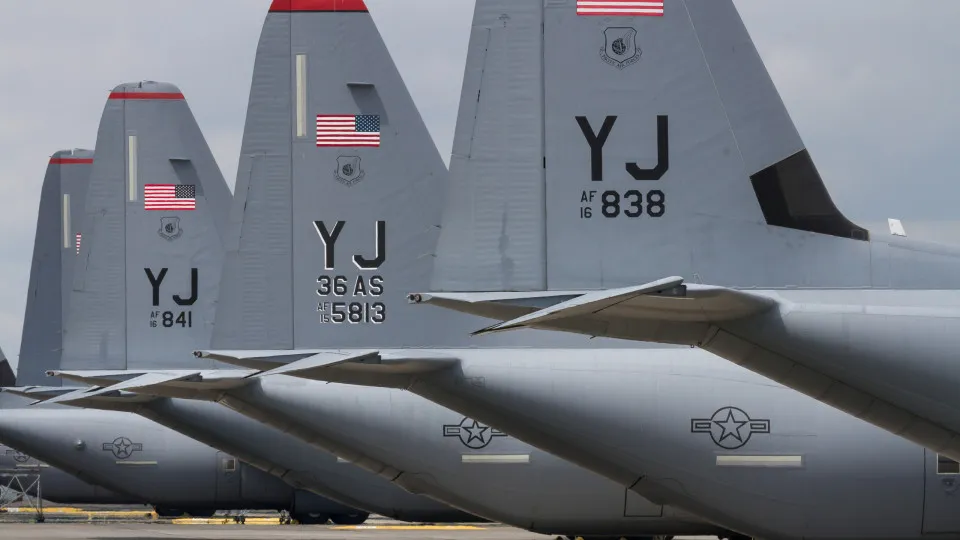 Avião com secretário de Guerra de Trump faz pouso de emergência - img