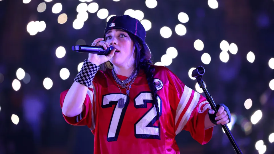Billie Eilish tem braço puxado e cai em grade de proteção durante show em Miami - img