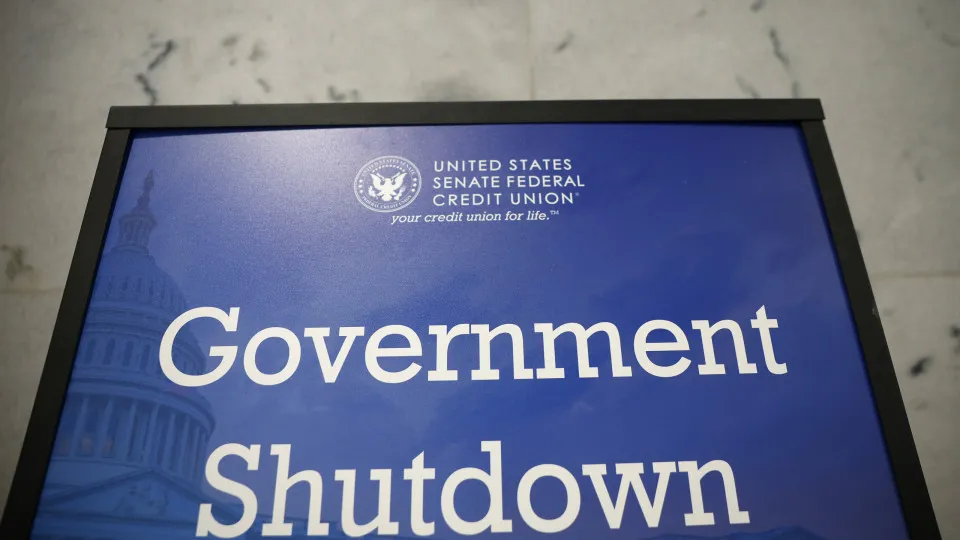 EUA entram em shutdown após impasse no Congresso sobre orçamento - img
