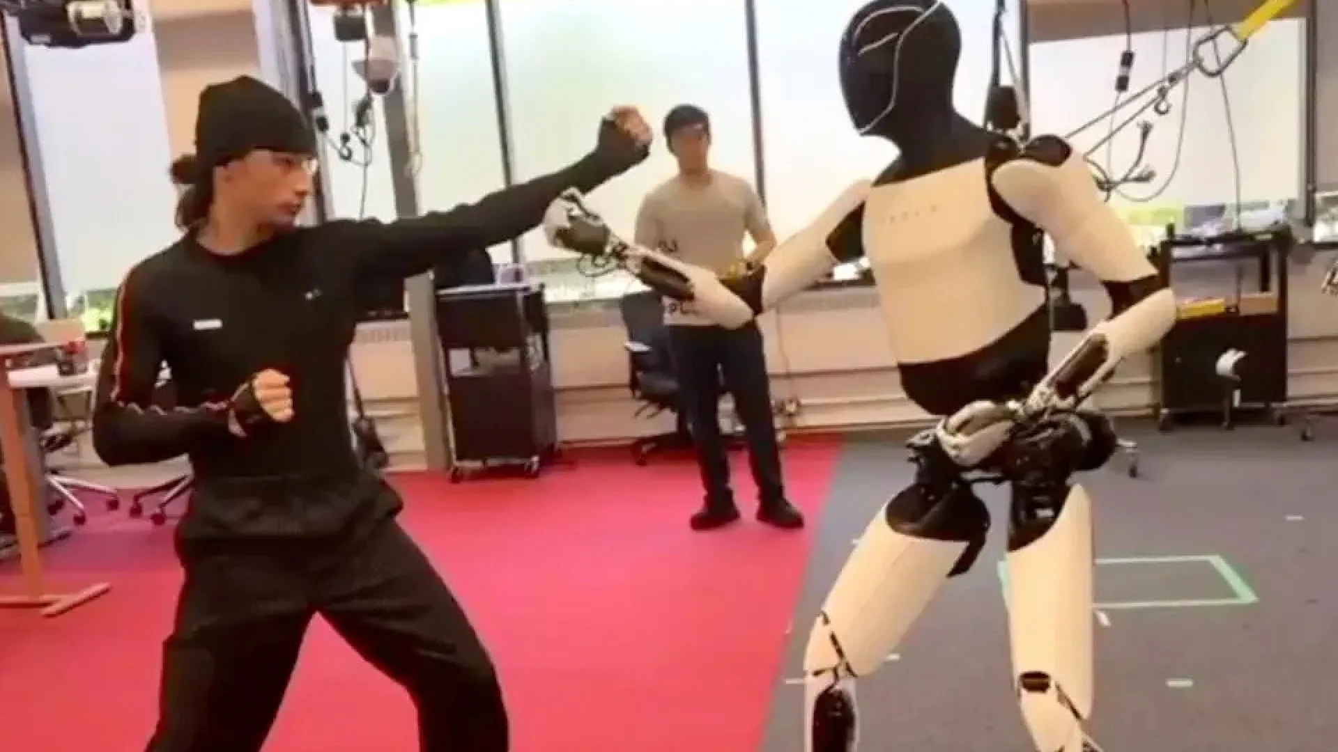 Elon Musk mostra robô da Tesla praticando kung fu em novo vídeo - img