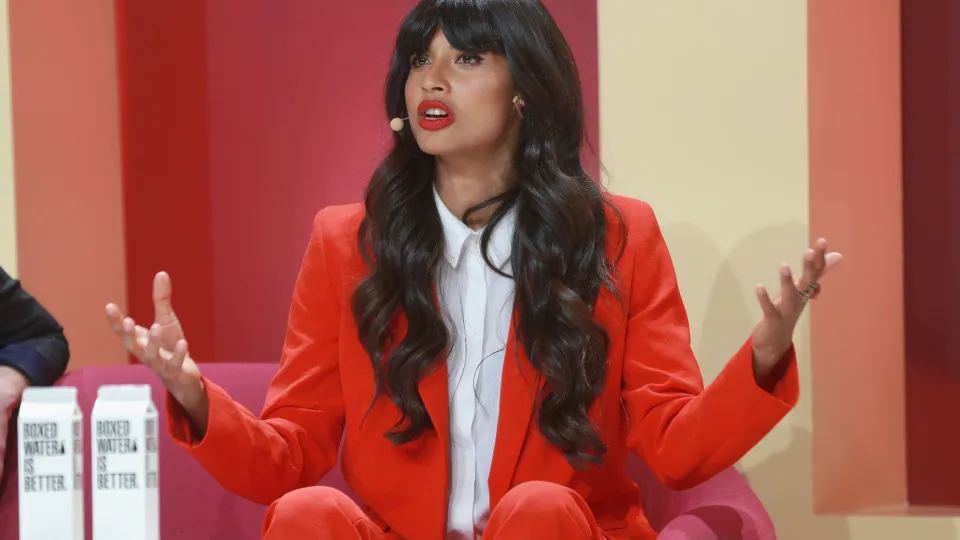 Jameela Jamil critica padrão de beleza de Hollywood - img