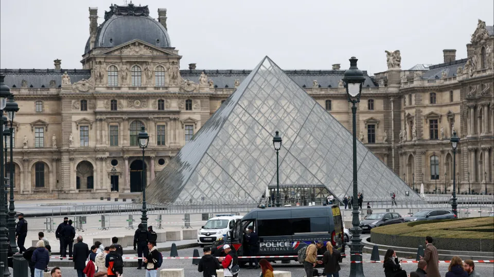 Joias roubadas do Louvre valem R$ 550 milhões, afirma o governo da França - img