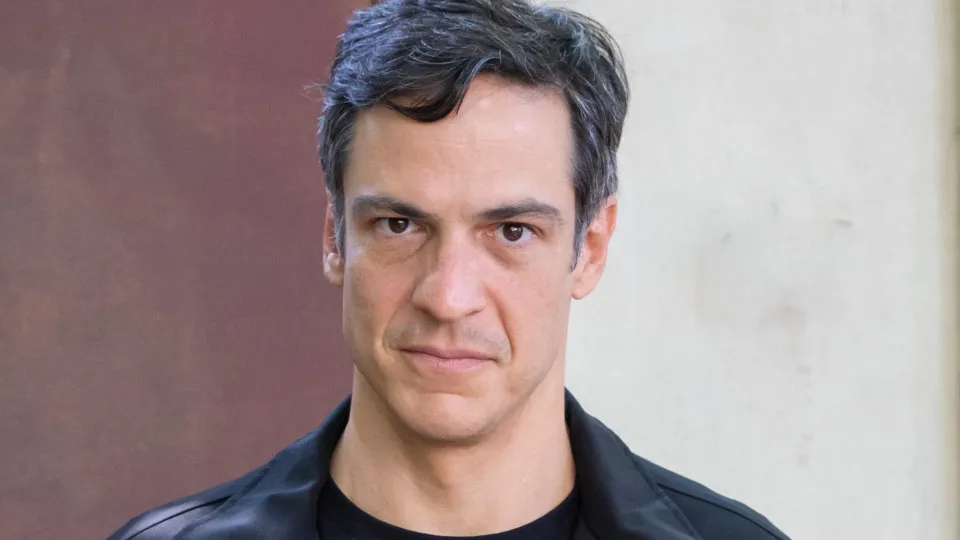 'Agi como um trombadinha', diz Mateus Solano sobre a polêmica do celular em peça - img