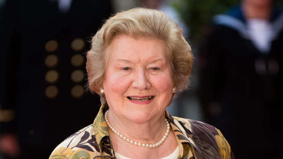 Morre Patricia Routledge, estrela de Keeping Up Appearances, aos 96 anos - img