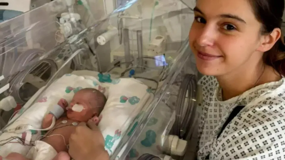 Mulher acha que tem apendicite, mas descobre parto surpresa em hospital - img