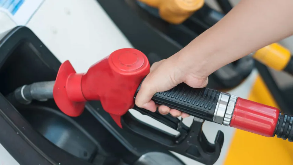 Governo cria subsídio de até R$ 0,89 para segurar preço da gasolina - img