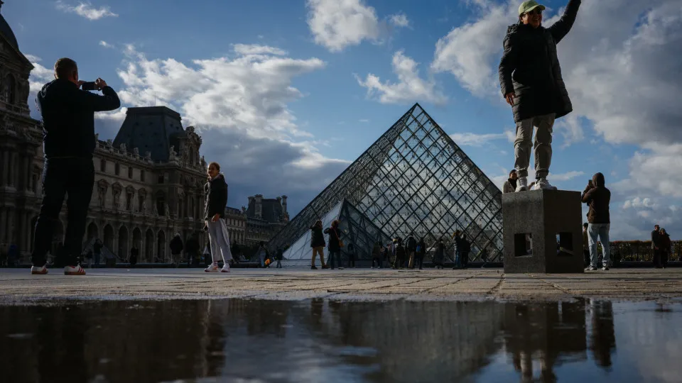 Polícia francesa prende dois suspeitos do assalto ao Museu do Louvre - img