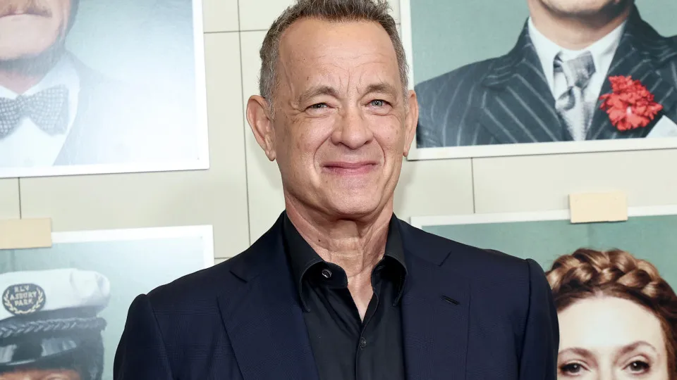 Tom Hanks é flagrado disfarçado no metrô de Nova York, mas gafe entrega o astro - img