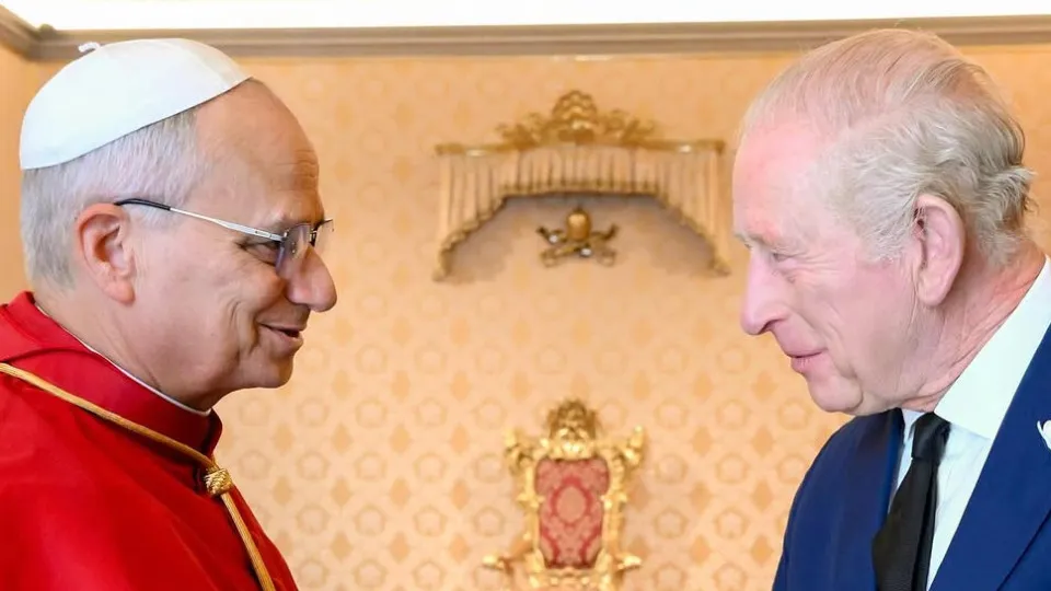 Veja as imagens do encontro do rei Charles III com o Papa Leão XIV - img