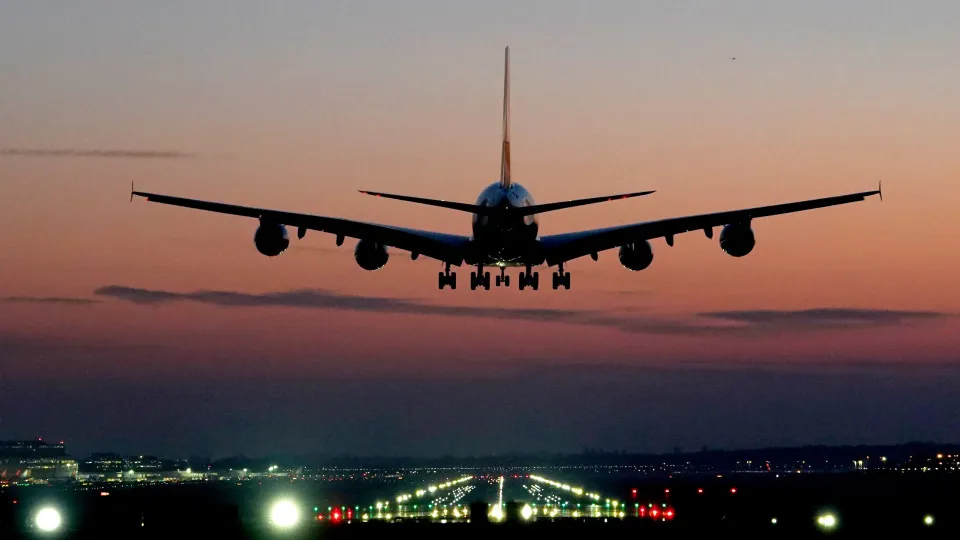 Voo é desviado após passageiro engolir passaporte e outro jogá-lo no lixo - img