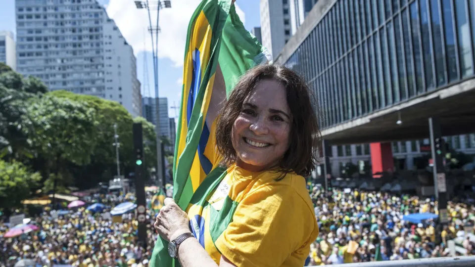 'País com que eu sonho', diz Regina Duarte sobre possível candidatura de Flávio Bolsonaro - img