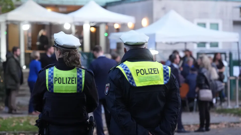 Carro atropela multidão e mata dois no centro de Leipzig, na Alemanha - img