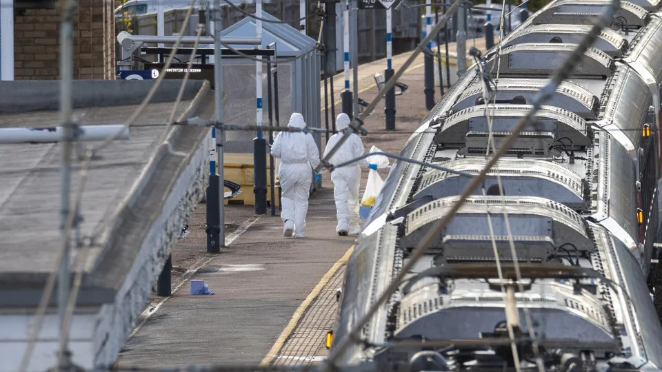 Ataque a faca em trem na Inglaterra fere 10 pessoas - img