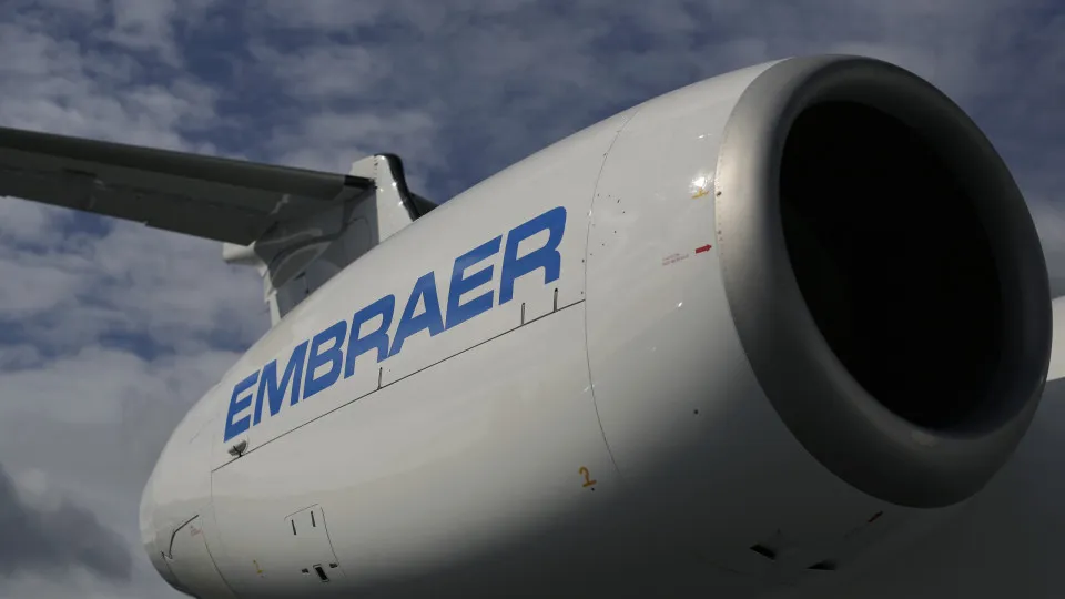 Avião da Embraer com ministro congolês pega fogo após pouso - img
