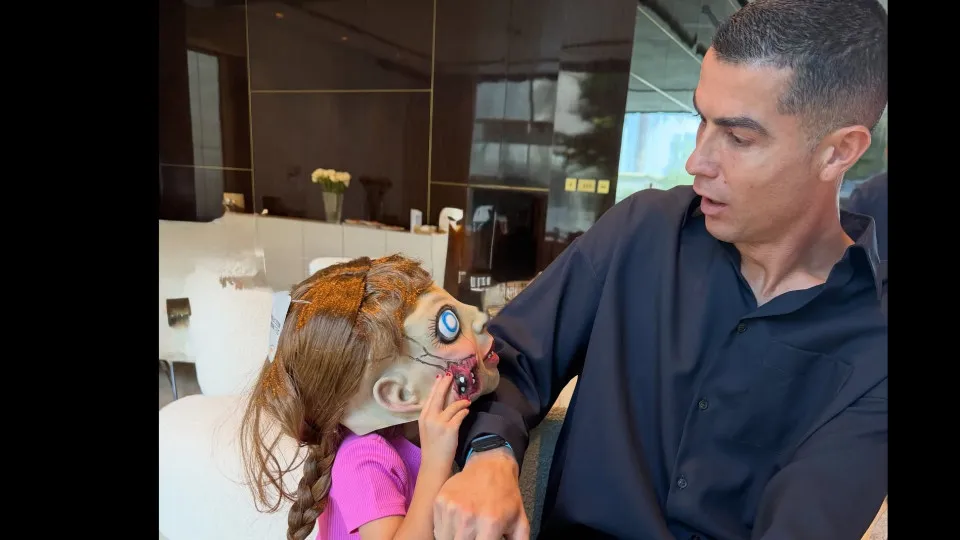 Bella Esmeralda surpreende CR7 com brincadeira de Halloween - img