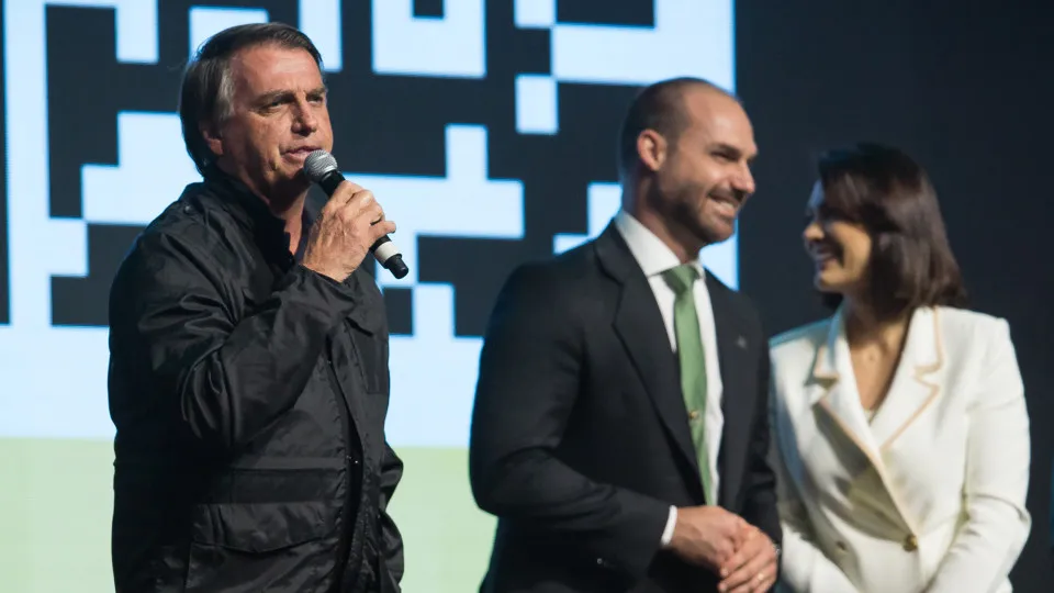 Bolsonarismo sofre 2ª tentativa de debandada, e filhos de ex-presidente reagem - img