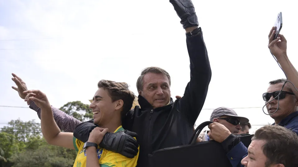 Bolsonaro recebeu visita de deputado Nikolas Ferreira horas antes de tentar romper tornozeleira - img