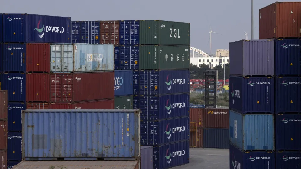 China e EUA suspendem por um ano taxas portuárias mútuas - img