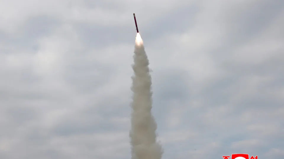 Coreia do Sul diz que Pyongyang lançou míssil balístico para mar do Japão - img