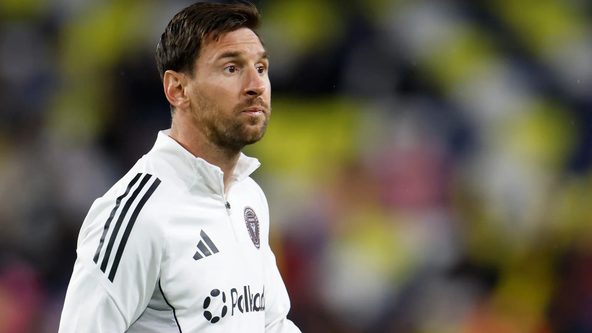 Evento com Messi na Índia é interrompido após caos e vandalismo em estádio - img