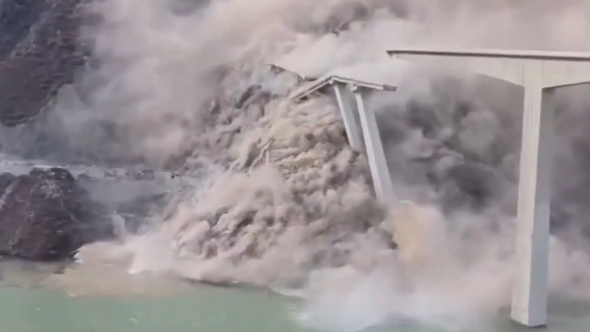 Deslizamentos de terra provoca desabamento de ponte na China - img