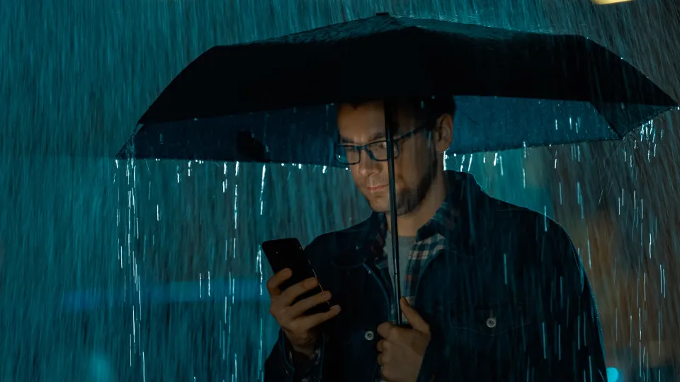 É seguro mexer no celular durante uma tempestade? Entenda - img