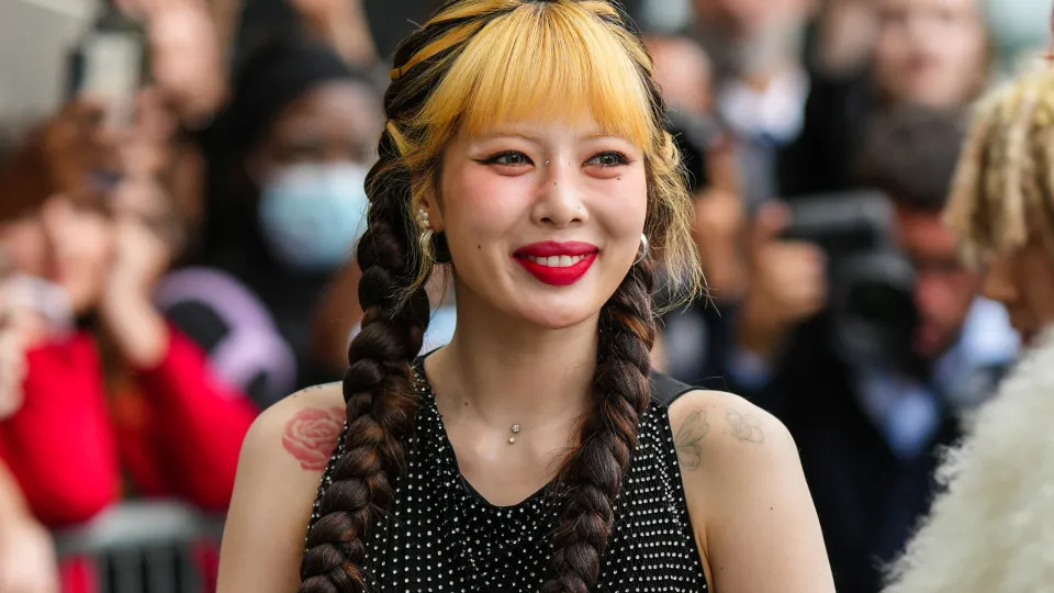 Estrela do K-pop Hyuna desmaia no palco durante apresentação - img