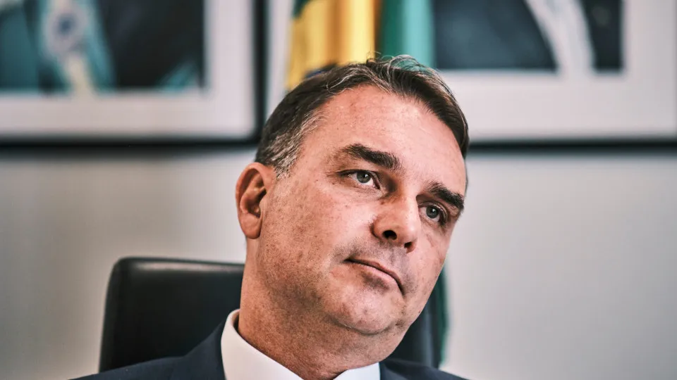 Flávio Bolsonaro pede ajuda a Trump para se eleger, diz colunista - img
