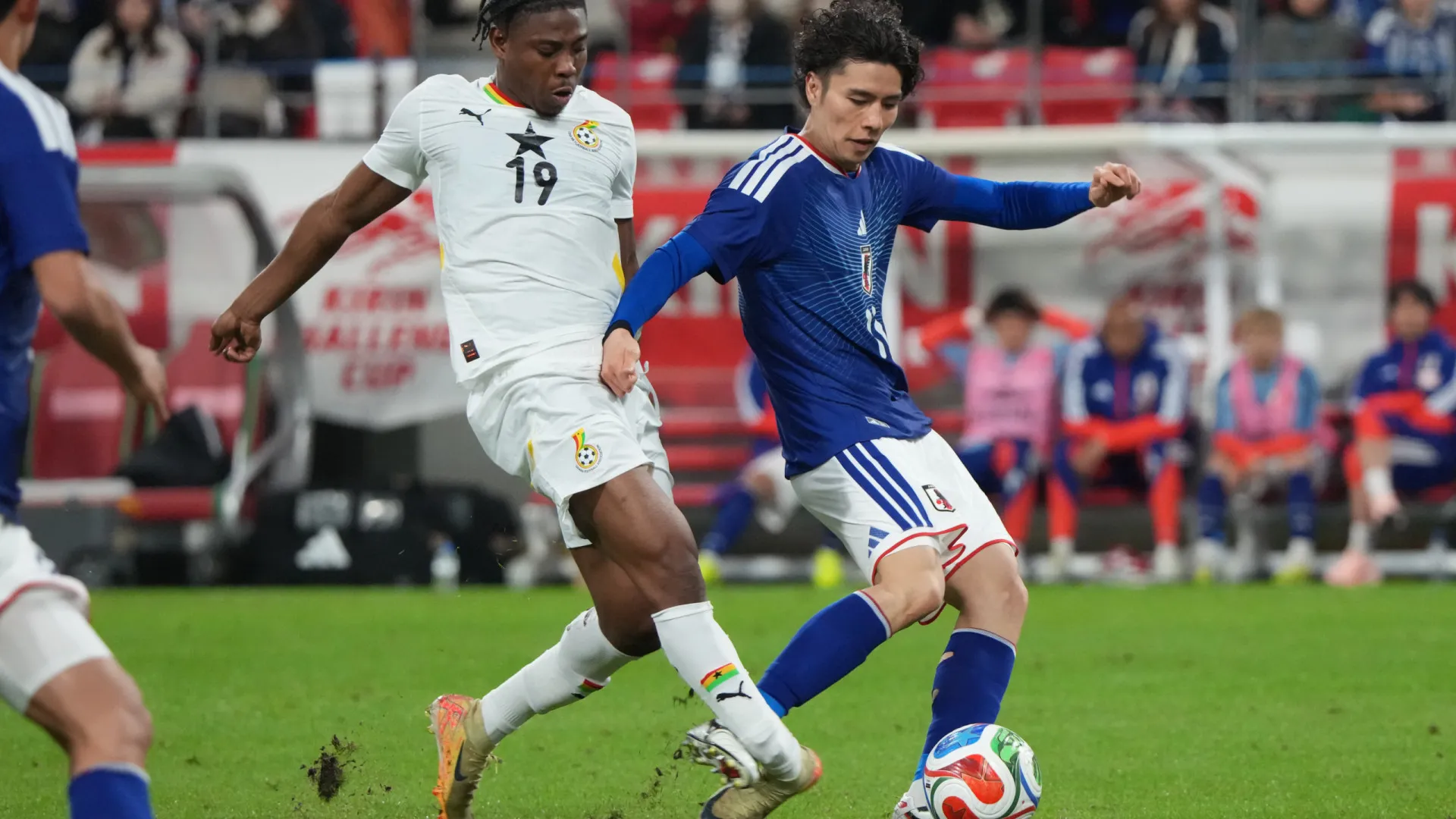 Imagem forte: jogador de Gana sofre fratura em amistoso contra o Japão - img