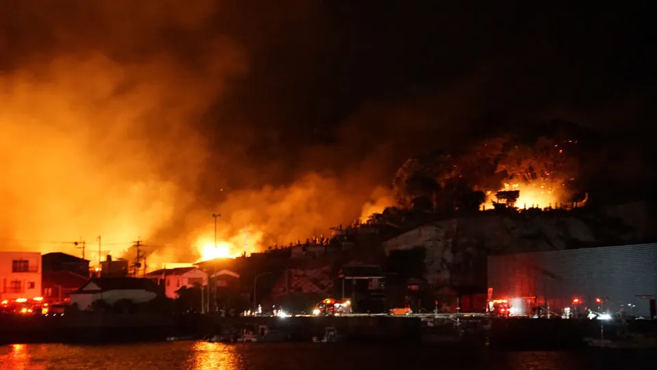 Incêndio atinge pelo menos 170 edifícios na cidade de Oita no Japão - img