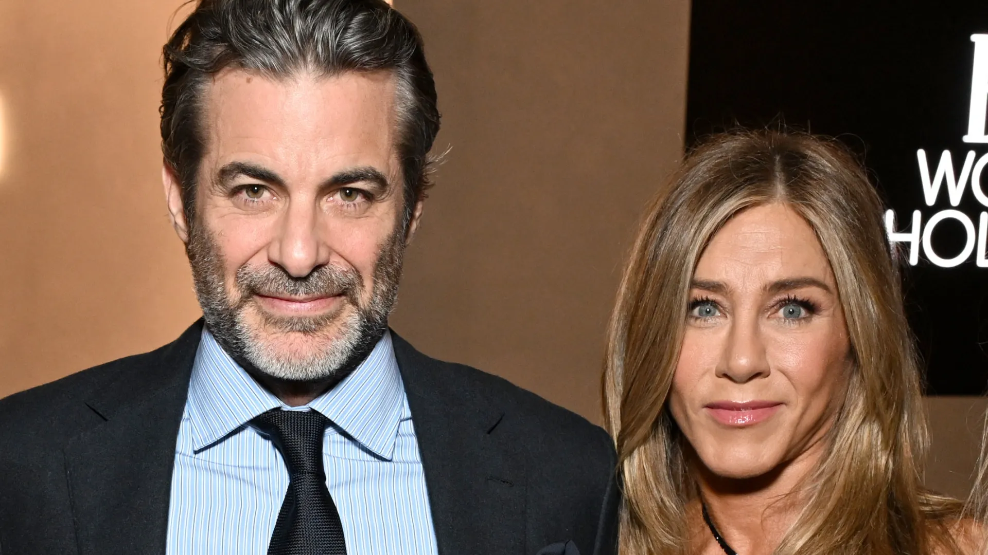 Jennifer Aniston surge em evento pela primeira vez com novo namorado - img