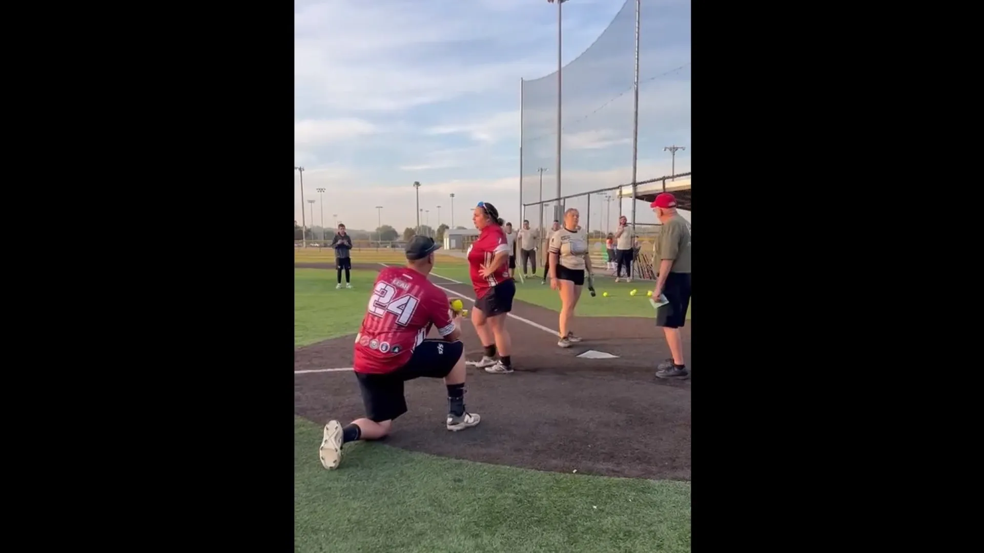 Jogadora não percebe pedido de casamento em campo e reação viraliza - img