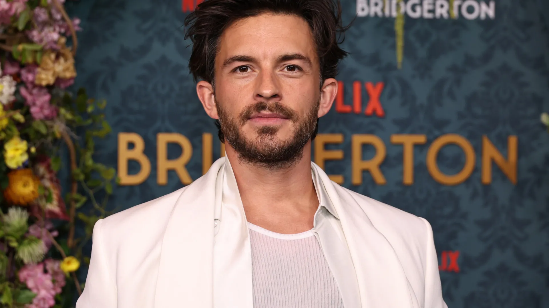 Jonathan Bailey, ator de 'Bridgerton', eleito o homem mais sexy do mundo - img