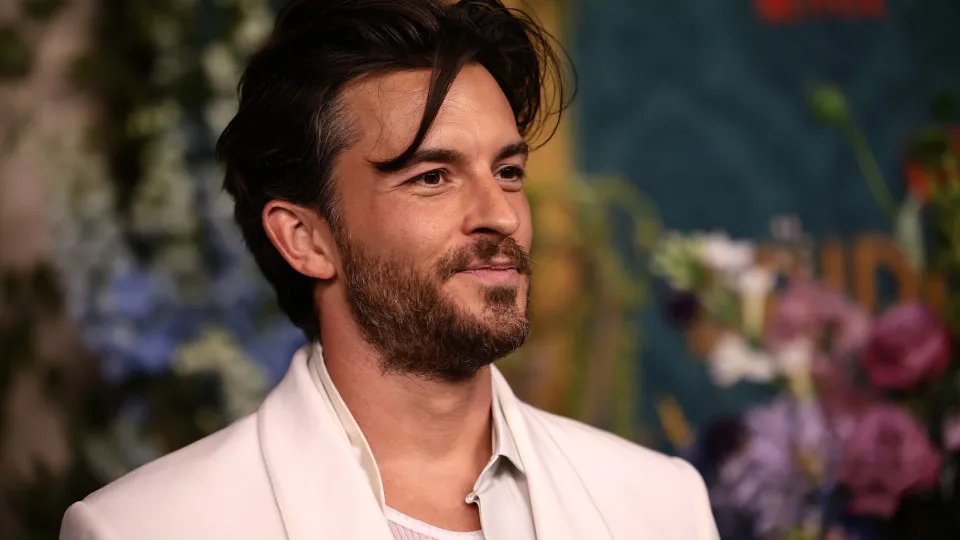 Jonathan Bailey lidera bilheterias de 2025 com 'Jurassic World' e 'Wicked' - img