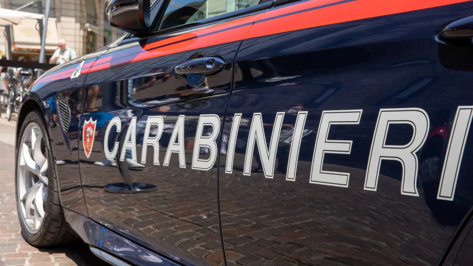 Jovem italiano mata irmã à facada e mostra corpo à mãe por videochamada - img