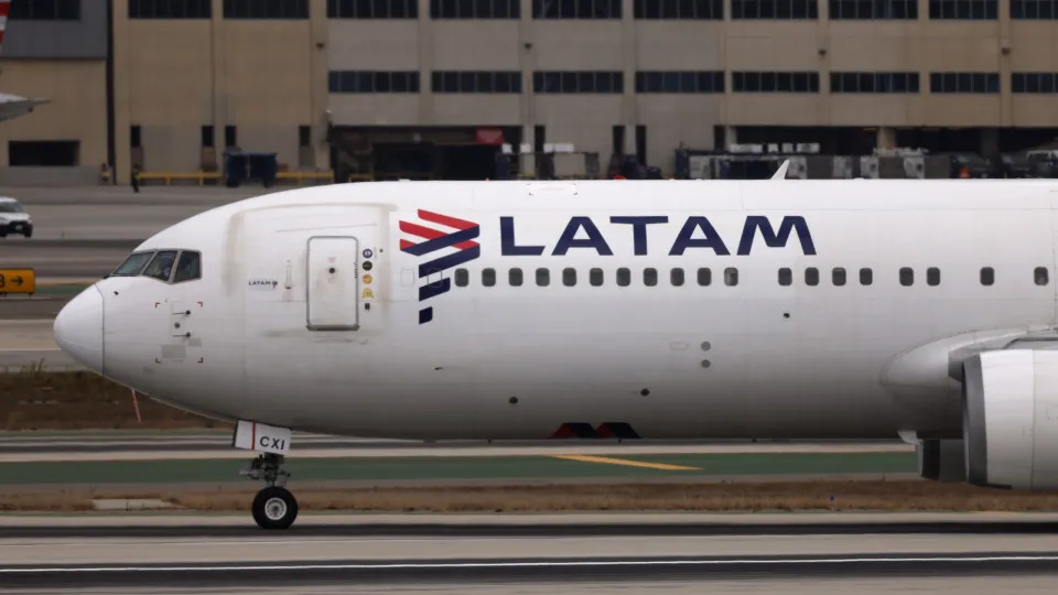 Latam cancela 173 voos após greve de pilotos no Chile; saiba o que fazer se comprou passagem - img