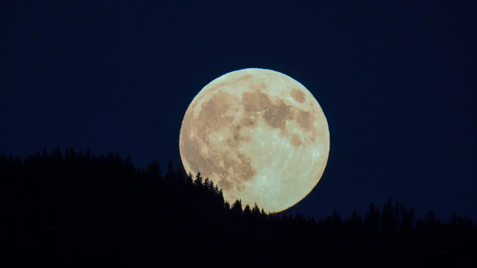 Maior superlua de 2025 ilumina o céu nesta quarta-feira - img