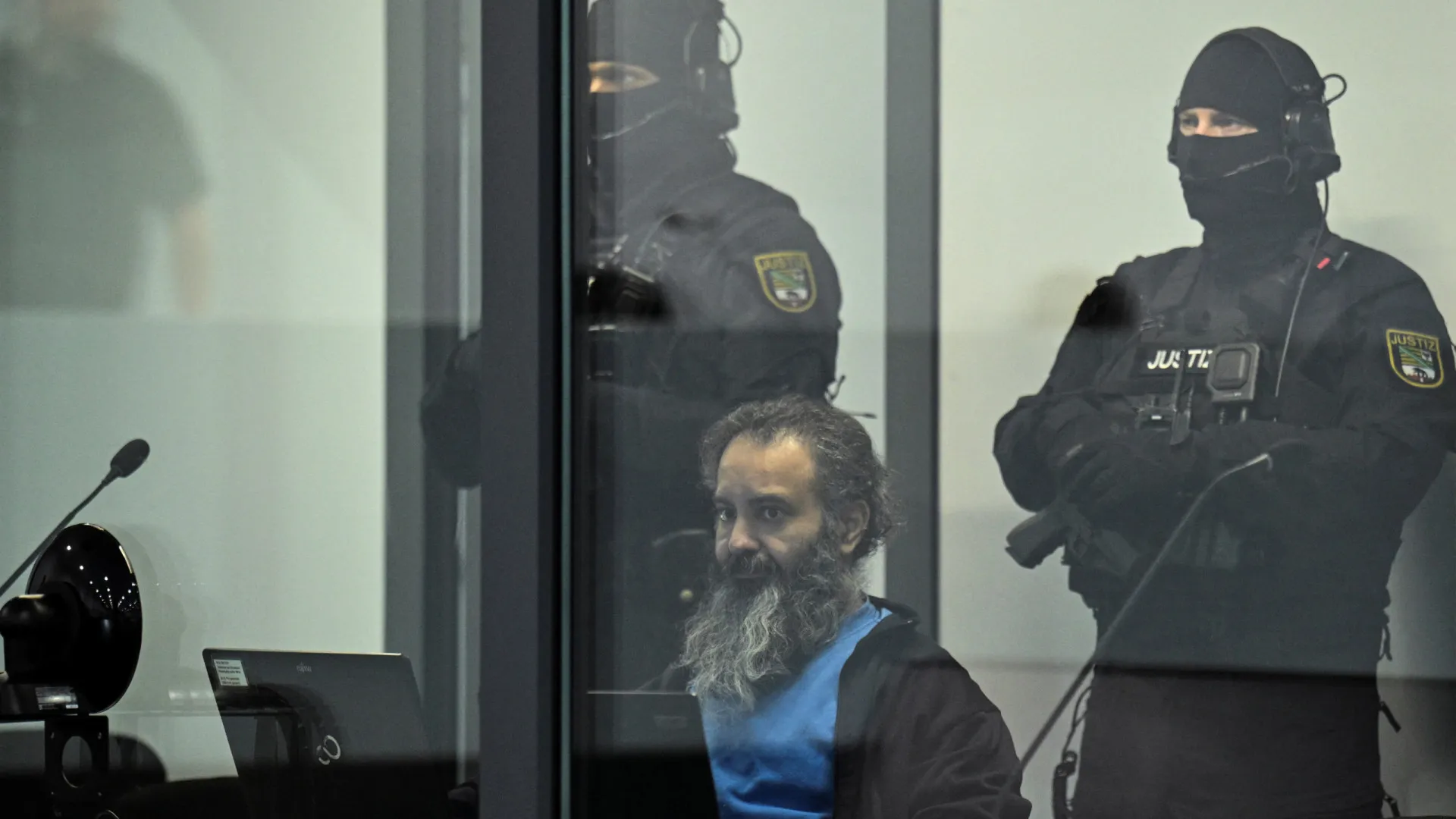 Médico que matou 6 pessoas na Alemanha é julgado "em caixa de vidro" - img