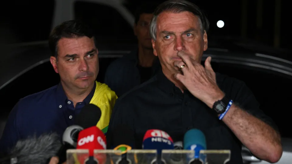 Bolsonaro chega ao ano eleitoral enfraquecido, mas com esperança em Flávio - img