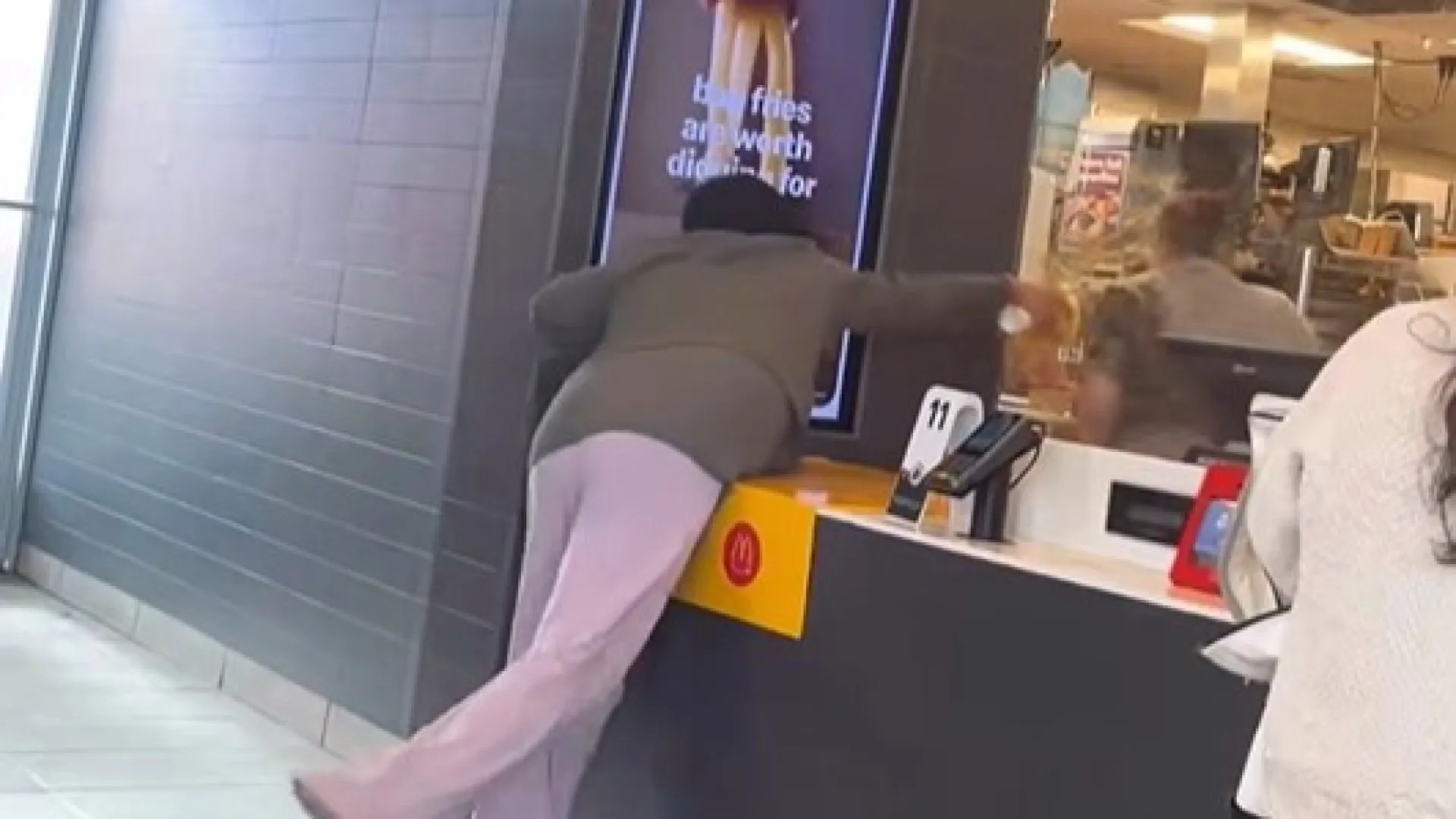 Mulher atira bebida quente em gerente do McDonald's nos EUA; vídeo - img