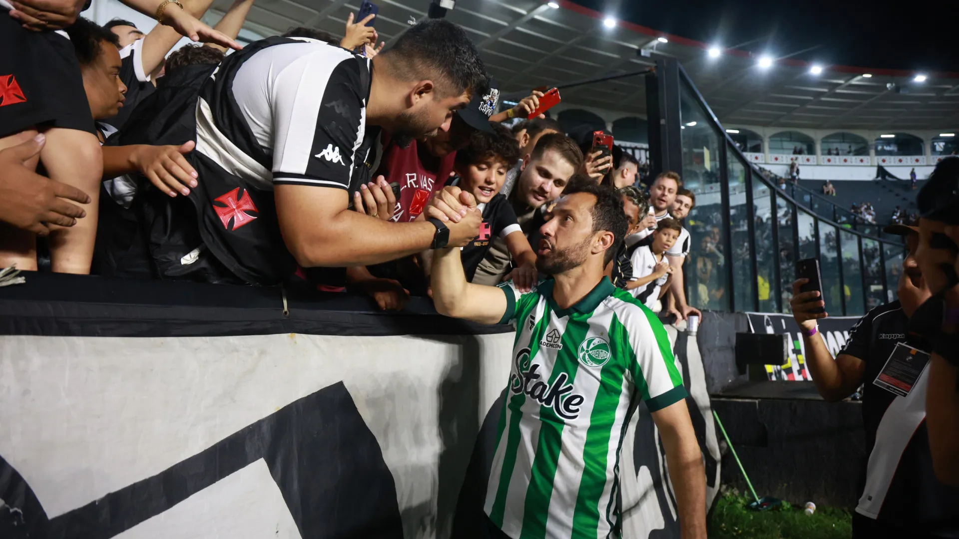 Nenê quebra recorde com lei do ex após homenagem da torcida do Vasco - img