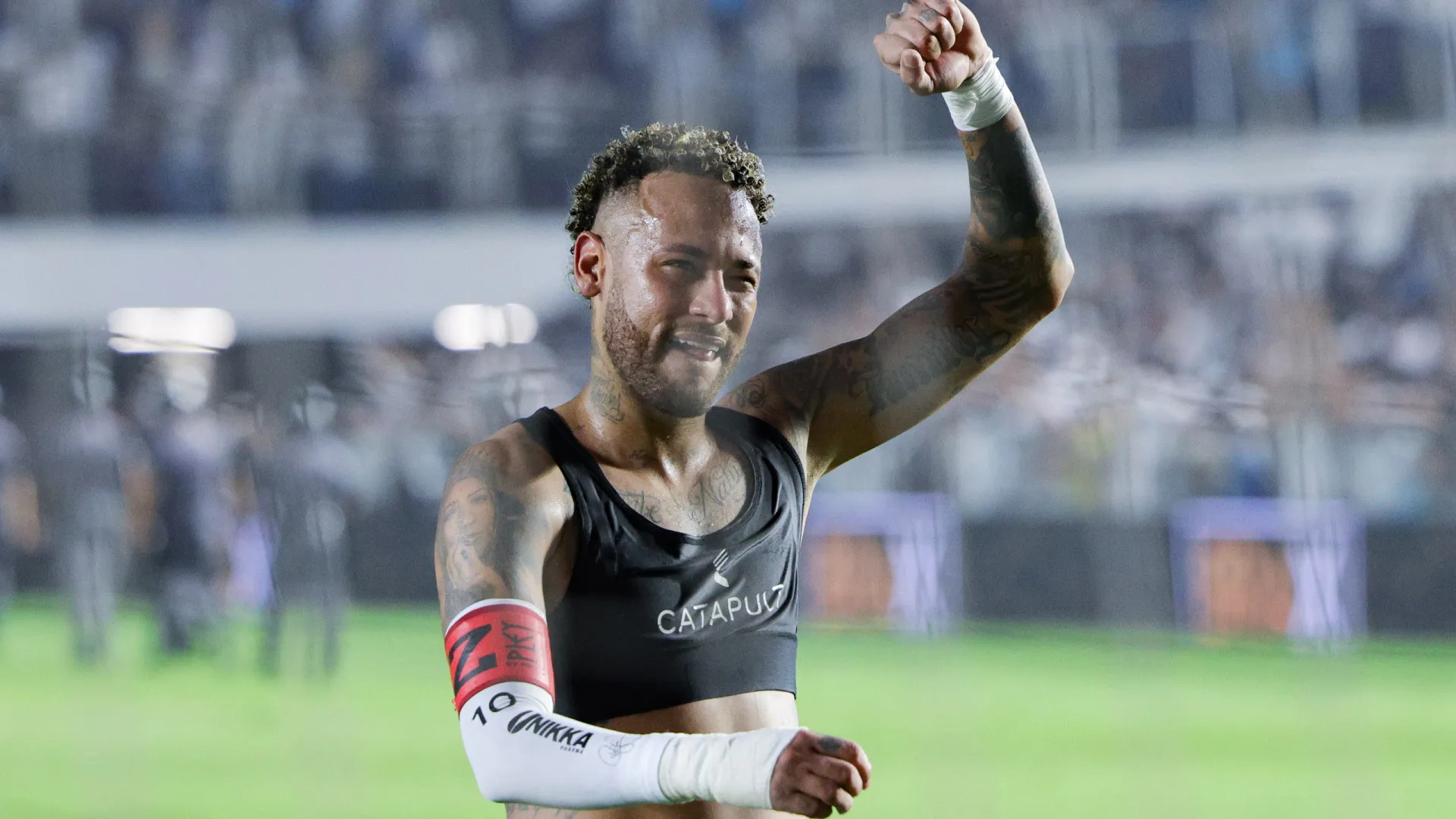 Neymar muda postura, sai exausto e volta a fazer jogo completo - img