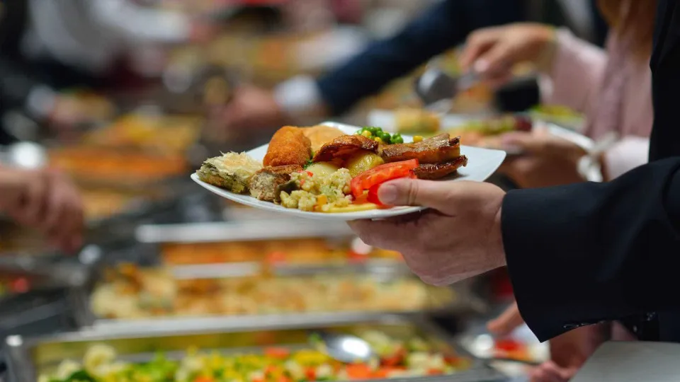 Novo marco do Brasil para vales-refeição e alimentação derruba ações de empresas francesas - img