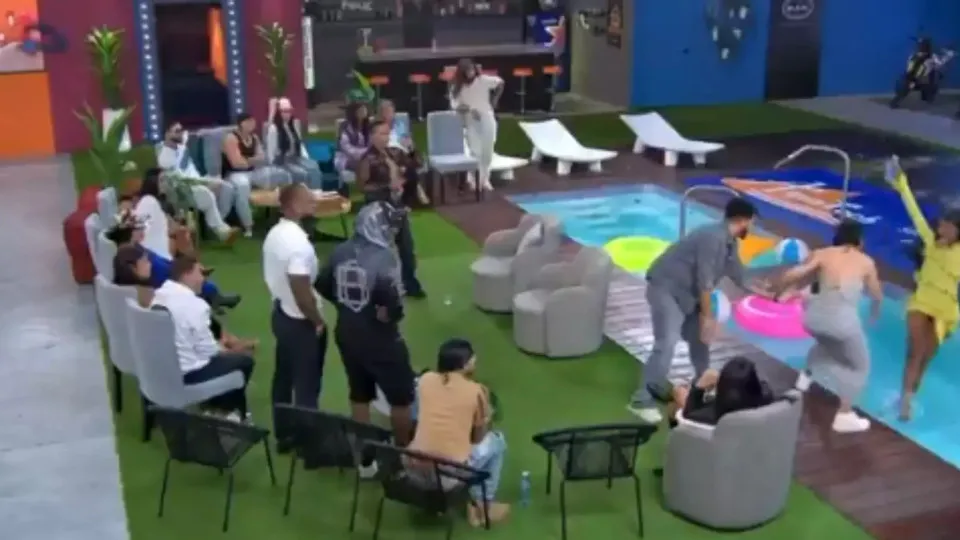 Participante desmaia após ser empurrada na piscina em reality show; veja - img