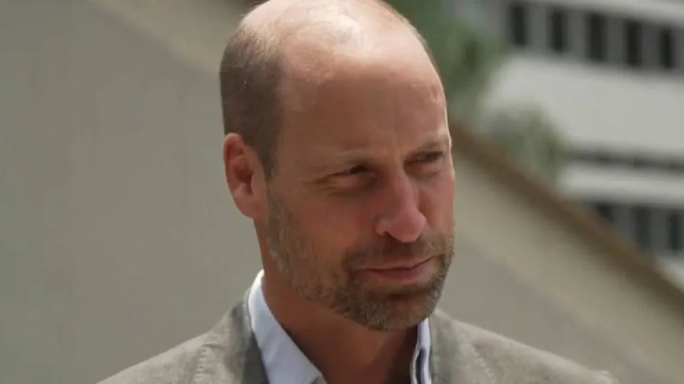 Príncipe William se emociona ao ver foto rara de Diana com Huck - img