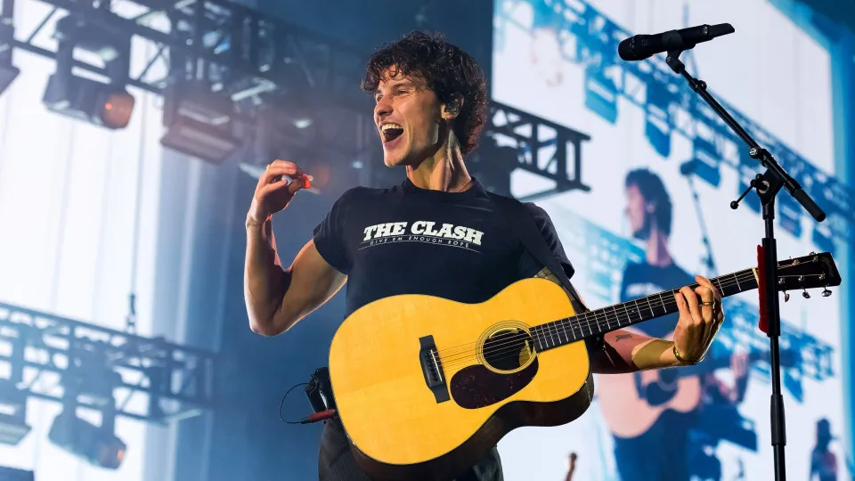 Shawn Mendes tira fotos e interage com fãs em passagem pelo Rio para premiação ambiental - img