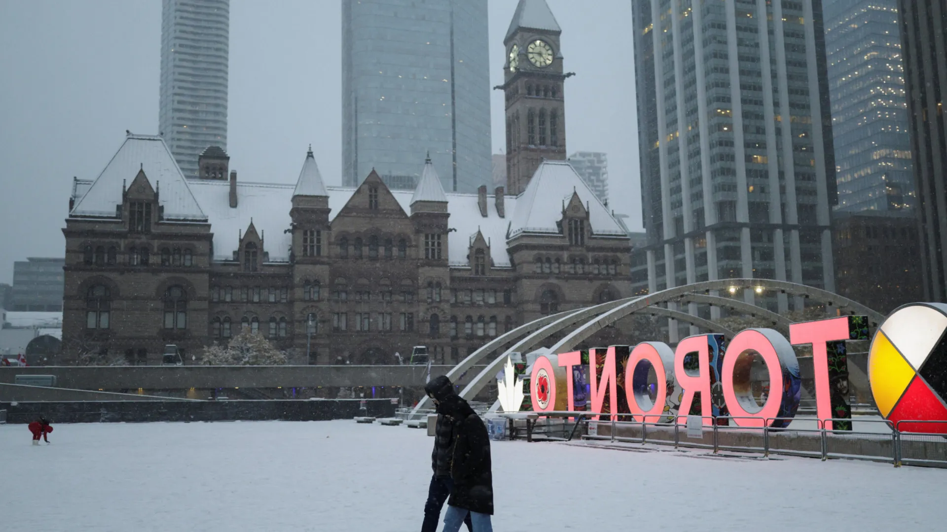 Toronto amanhece coberta de neve e ganha cenário de cartão de Natal - img