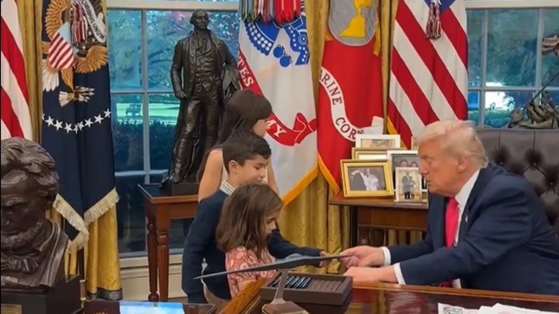 Vídeo viral: Trump recebe crianças na Casa Branca e não é reconhecido - img