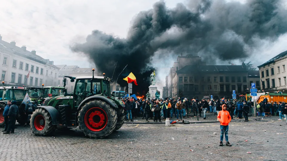 Agricultores bloqueiam ruas em Bruxelas em protesto contra acordo UE-Mercosul - img